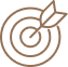 Cible avec flèches : Icône de précision et d'objectif réussi Icône marron d'une cible concentrique frappée par deux flèches. Symbolise l'atteinte d'un objectif, la précision et le succès.